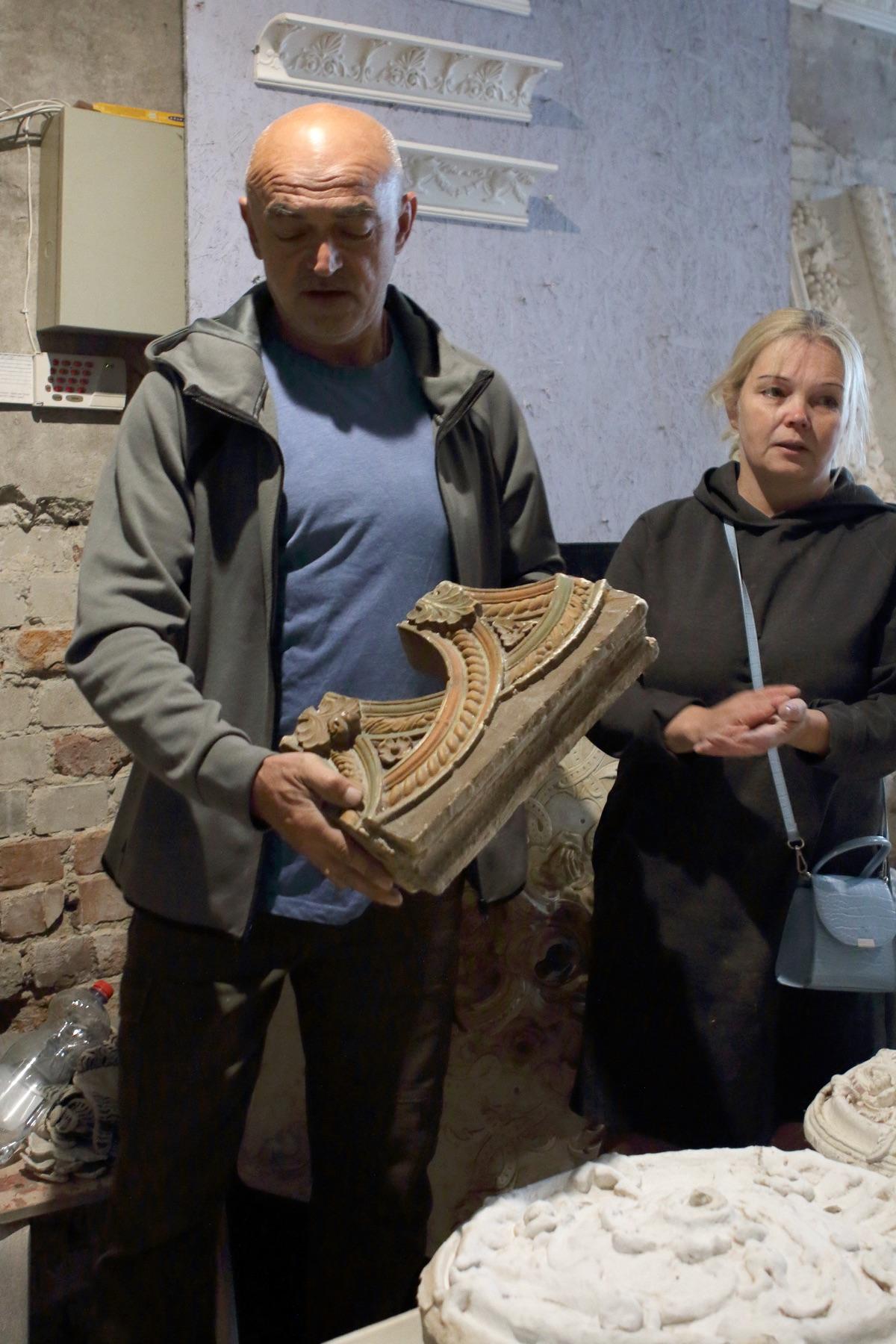 Restoration of an antique plaster element — DeCorGips