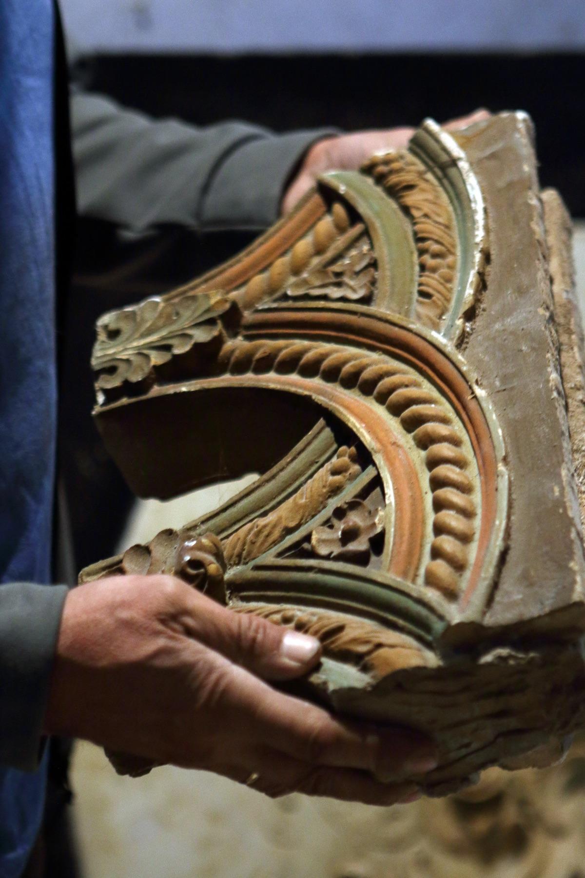 Restoration of an antique plaster element — DeCorGips