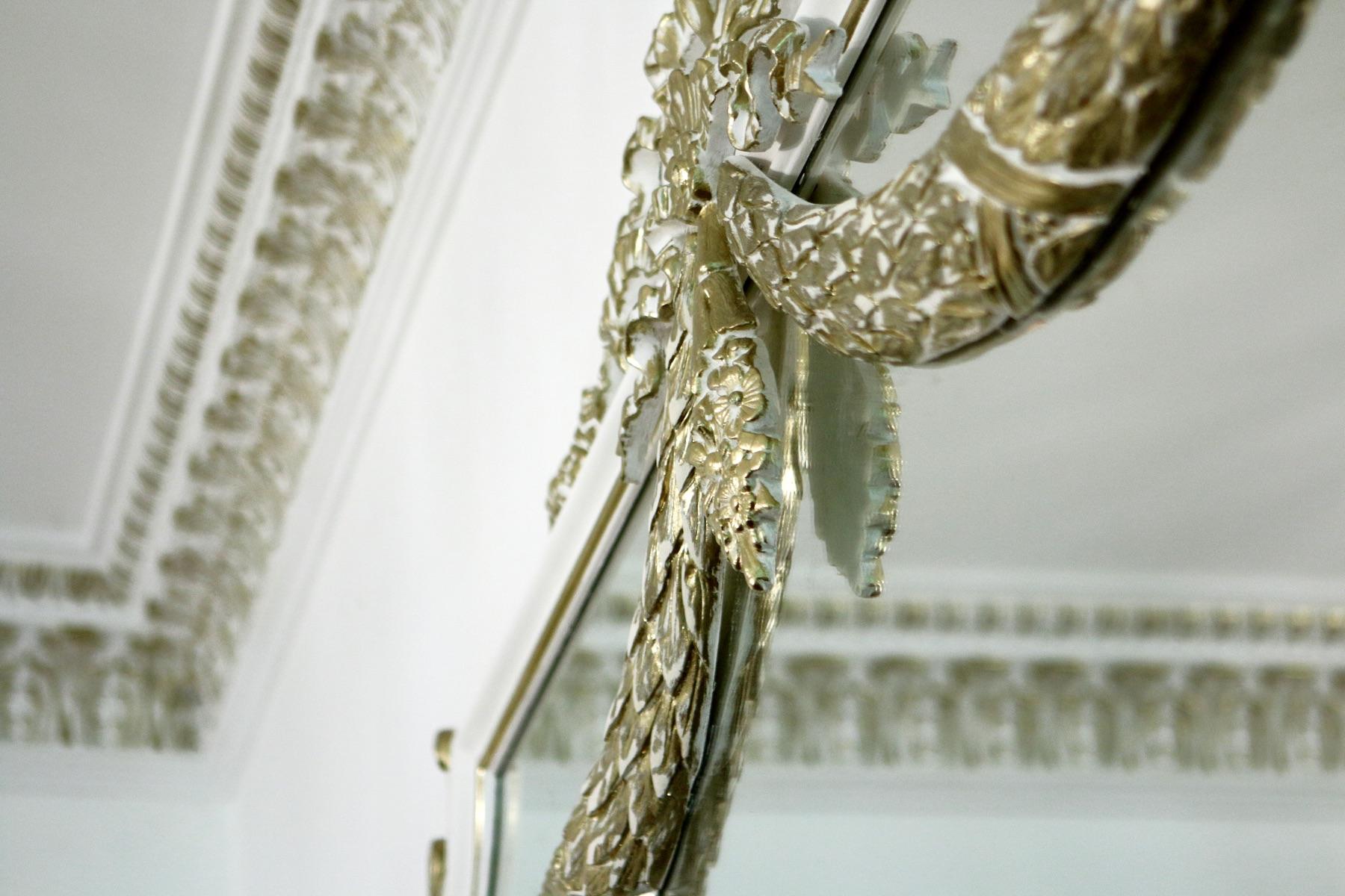 Close-up of plaster ornament — DeCorGips