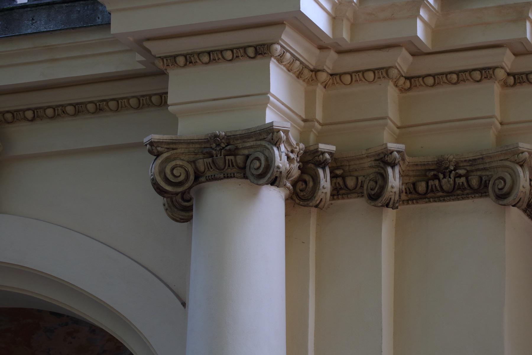 Plaster column or capital — DeCorGips